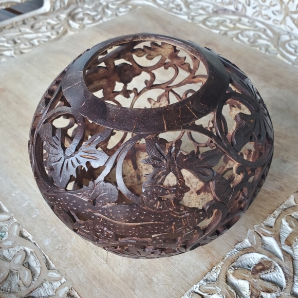 Handcarved coconut from Thailand with lizard designs - Picture 2 of 6